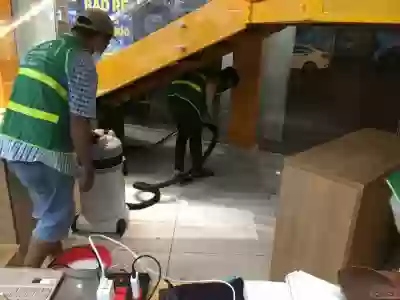 VỆ SINH CỬA HÀNG KINH DOANH