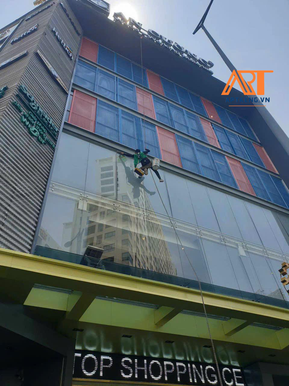 Tầm quan trọng của đảm bảo an toàn lao động khi vệ sinh trên cao